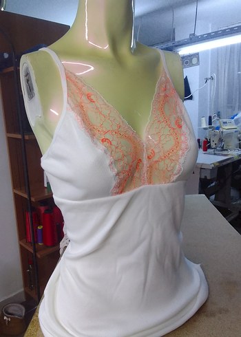 Dantel Detaylı Beyaz V Yaka Kadın Büstiyer - Görsel 3