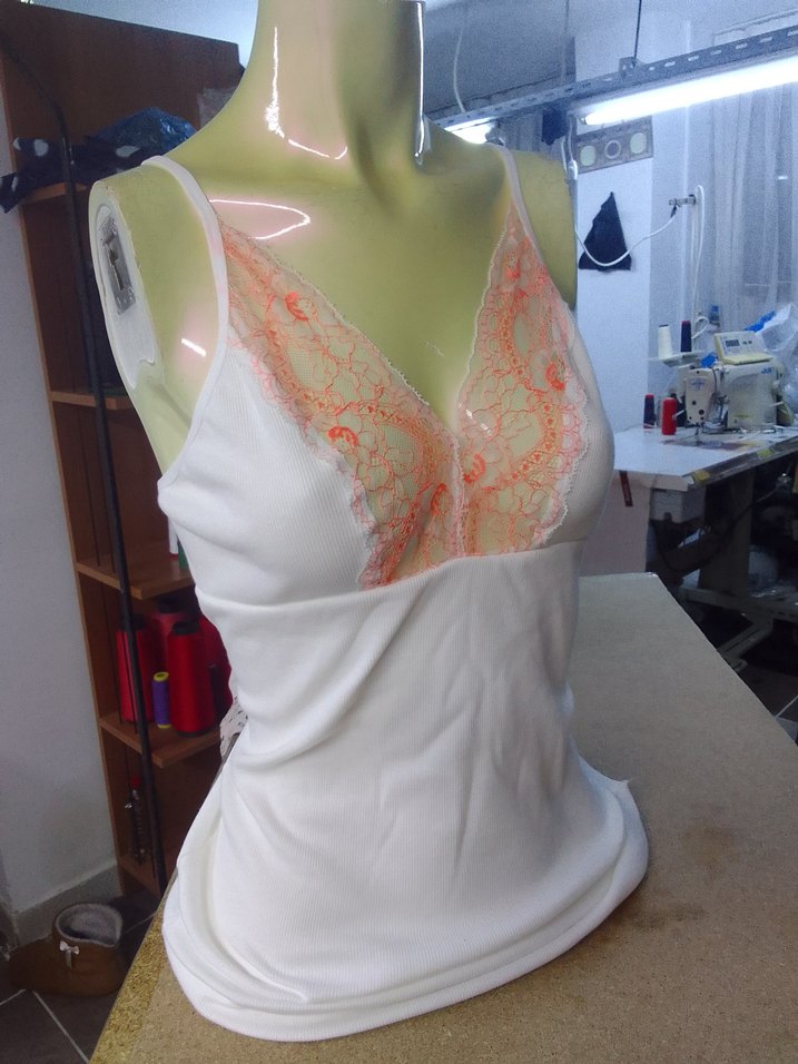 Dantel Detaylı Beyaz V Yaka Kadın Büstiyer - Görsel 2