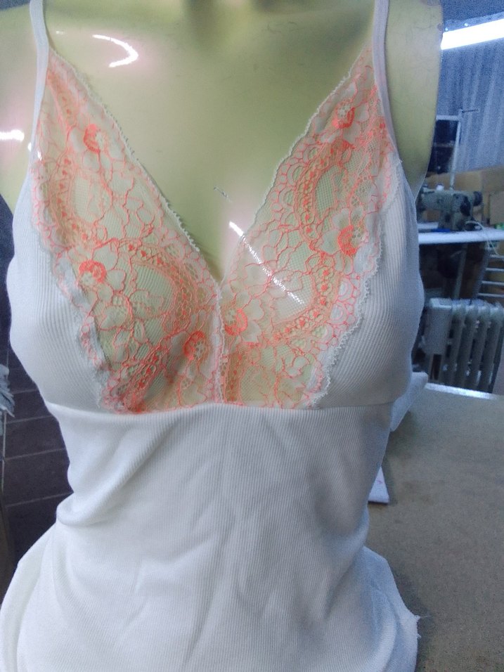 Dantel Detaylı Beyaz V Yaka Kadın Büstiyer - Görsel 5