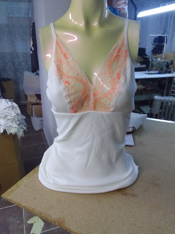 Dantel Detaylı Beyaz V Yaka Kadın Büstiyer - Görsel 4