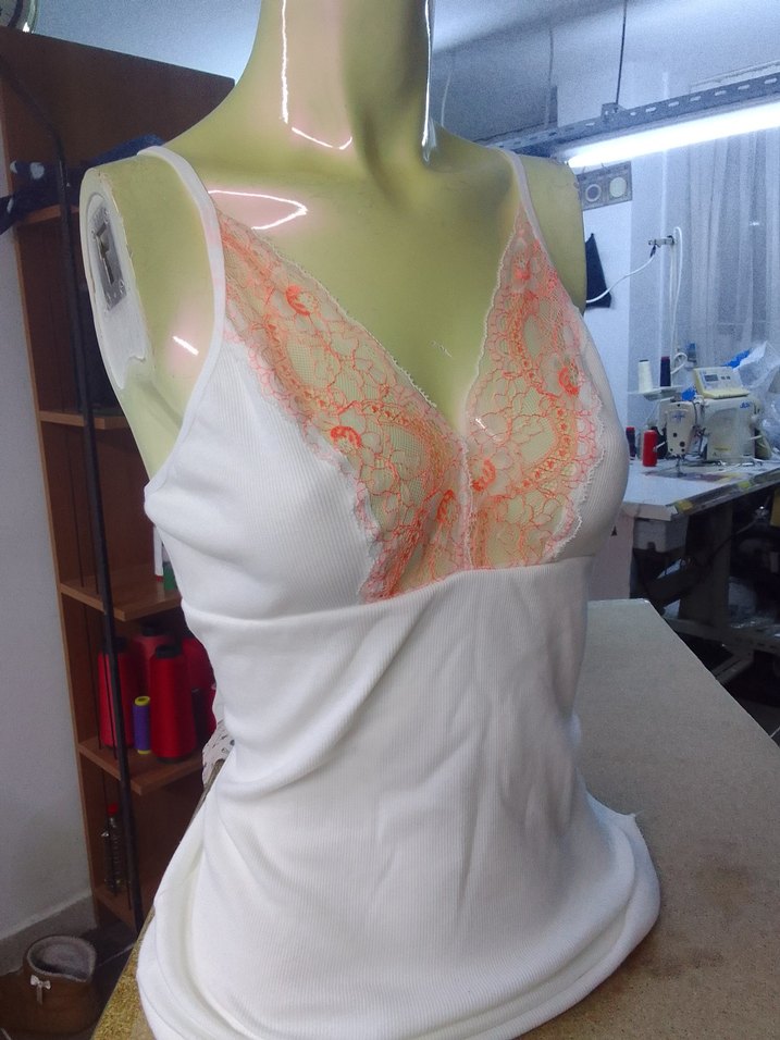 Dantel Detaylı Beyaz V Yaka Kadın Büstiyer - Görsel 3