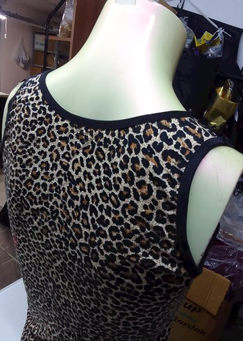 Dantel Detaylı Leopar Desenli V Yaka Kadın Atlet - Görsel 4