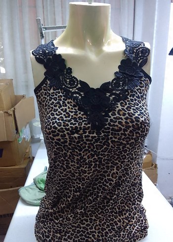 Dantel Detaylı Leopar Desenli V Yaka Kadın Atlet - Görsel 3