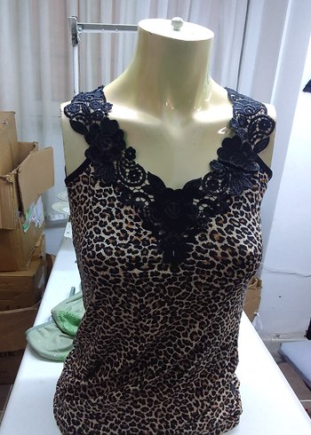 Dantel Detaylı Leopar Desenli V Yaka Kadın Atlet - Görsel 2