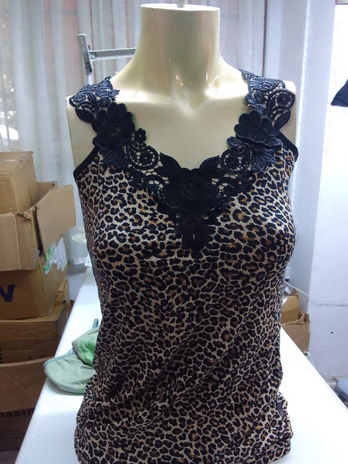 Dantel Detaylı Leopar Desenli V Yaka Kadın Atlet - Görsel 3