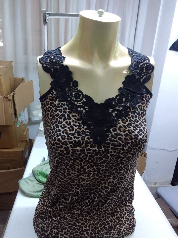 Dantel Detaylı Leopar Desenli V Yaka Kadın Atlet - Görsel 2