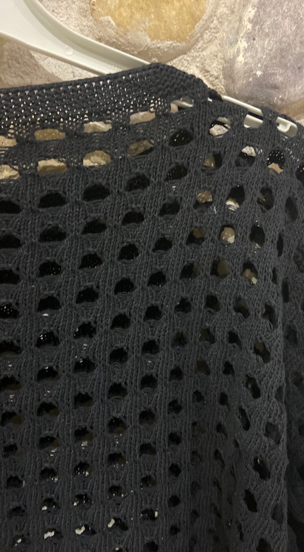 Siyah delikli kazak - Görsel 3