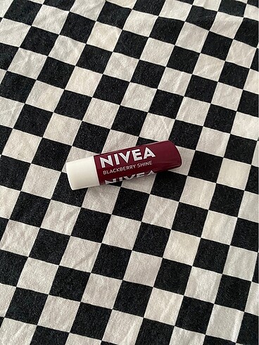 Nivea böğürtlenli lip balm