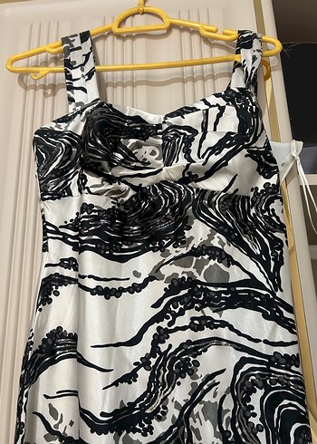 Siyah Beyaz Uzun Bağlama Desenli Elbise - Görsel 3