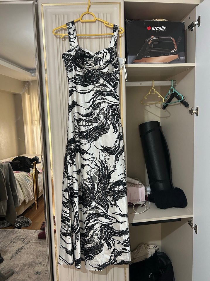 Siyah Beyaz Uzun Bağlama Desenli Elbise - Görsel 2