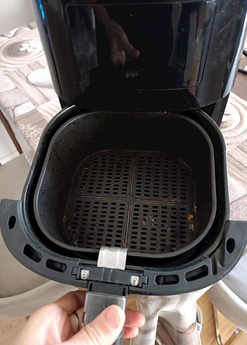 Beden Philips Siyah Hava Fritözü çalışmıyor yere dustu