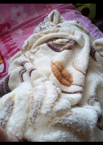 Nakışlı Beyaz Yumuşak hali örtüsü en 100 boy 300mt - Görsel 2