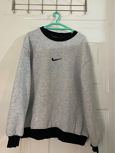 Gri Nike sweatshirt