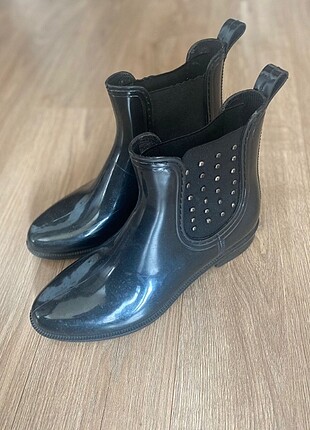 Yağmur botu ve eşofman beraber