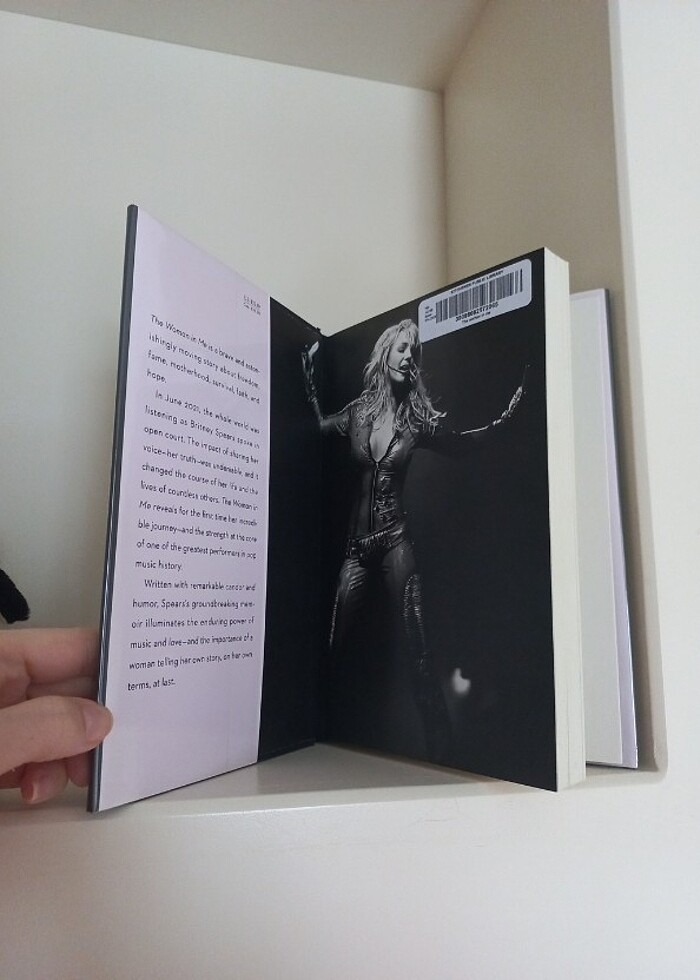 Britney Spears Woman in Me kitap - Görsel 2