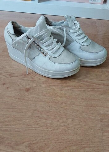 Grayder beyaz ayakkabı