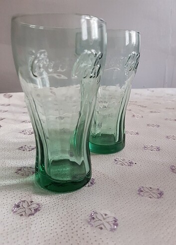 İki adet kola bardağı