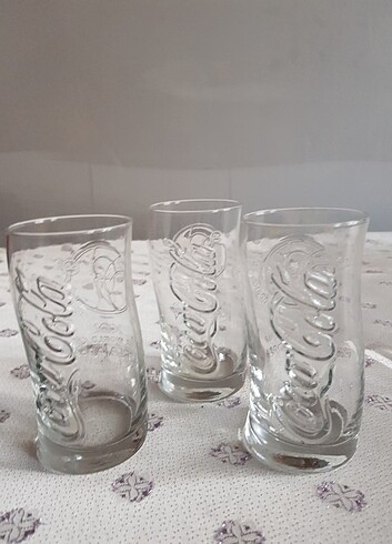 Üç adet kola bardağı