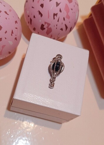 Pandora tarzı charm