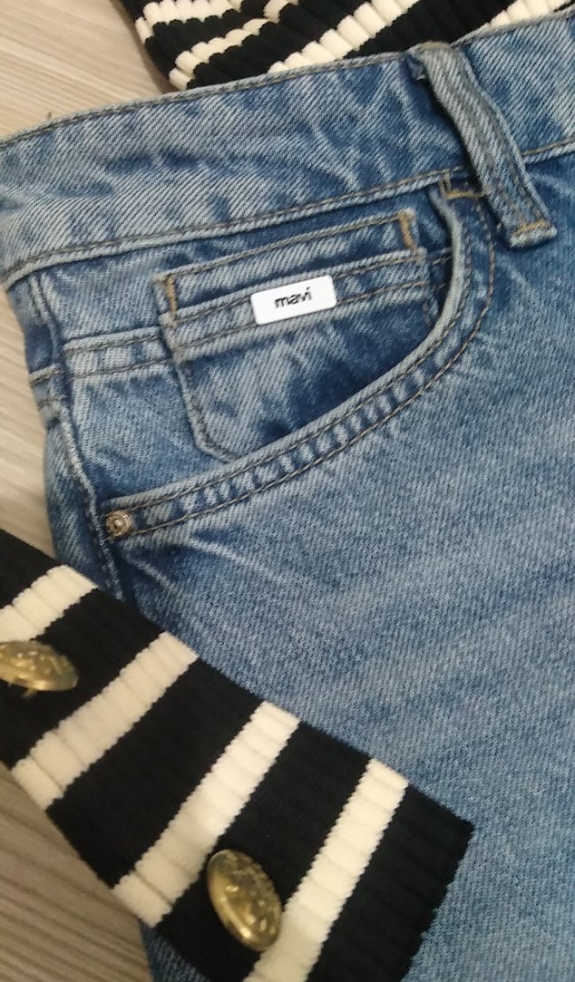 Geniş Kesim Midi Boy Kadın Kot Pantolon ve çizgili kazak. - Görsel 4