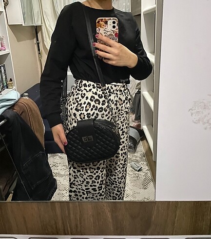 Diğer siyah kol çantası