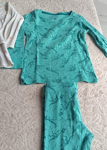 4 Yaş Beden 4-5 yaş iki takım pijama takım