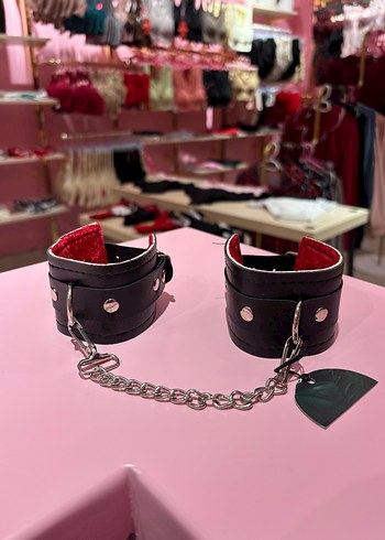 Kırmızı Zincir Detaylı Gotik Kadın El Zinciri - Görsel 2