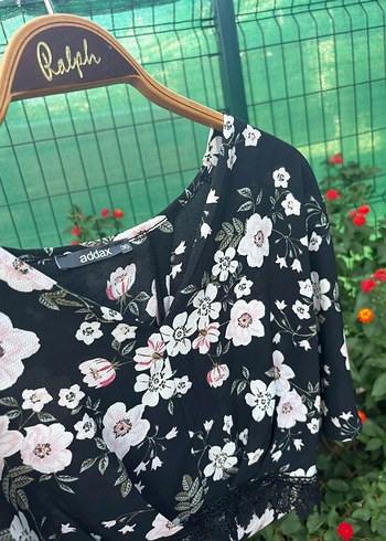 36 Beden Çiçek Desenli Kemerli Siyah Mini Bluz