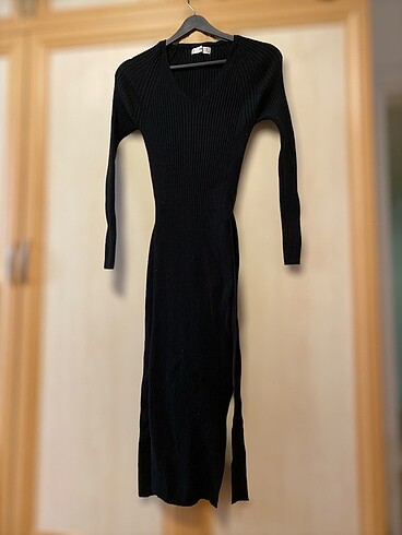 Siyah likralı yandan yırtmaçlı elbise - Görsel 2