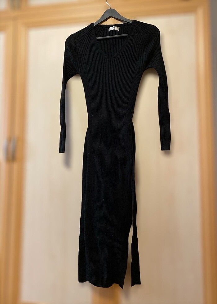 Siyah likralı yandan yırtmaçlı elbise - Görsel 2