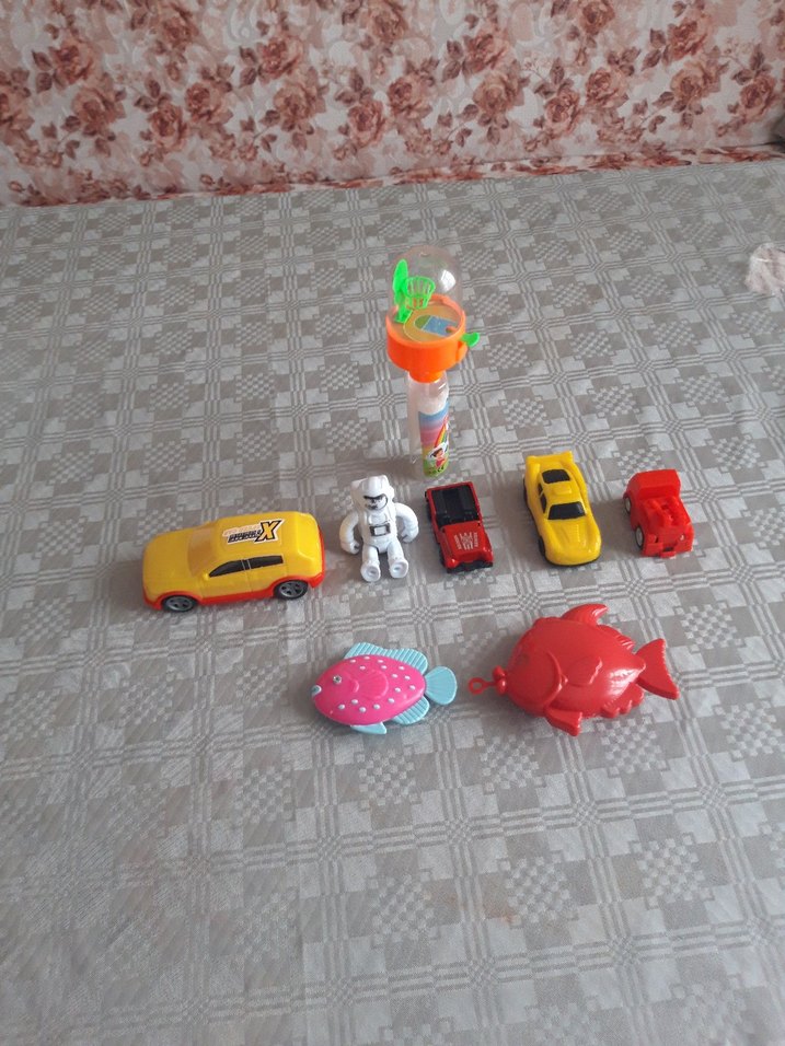 Renkli Oyuncak Araba ve Figür Seti - Görsel 2
