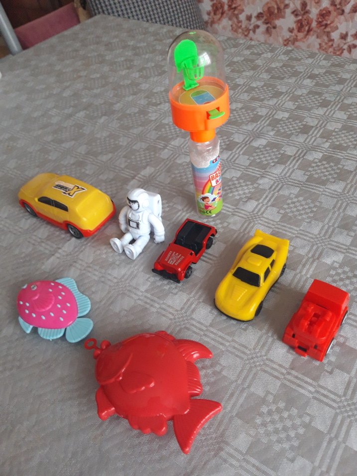 Renkli Oyuncak Araba ve Figür Seti - Görsel 4