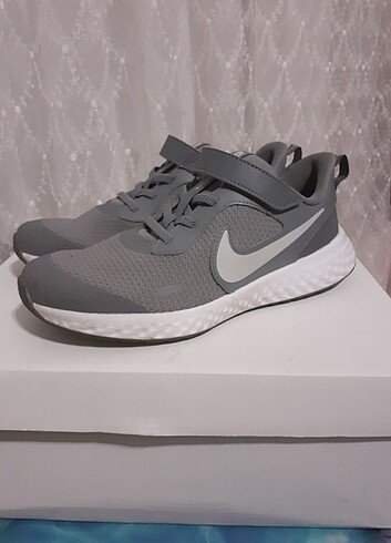 Nike Revolution 5 Ünisex Gri Koşu&Antreman Ayakkabısı