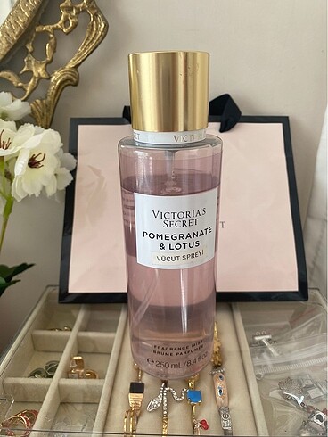 Victoria s Secret Victoria?s Secret Pomegranete&Lotus Vücut spreyi