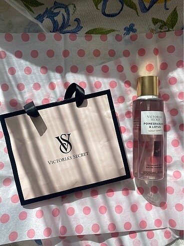Victoria?s Secret Pomegranete&Lotus Vücut spreyi