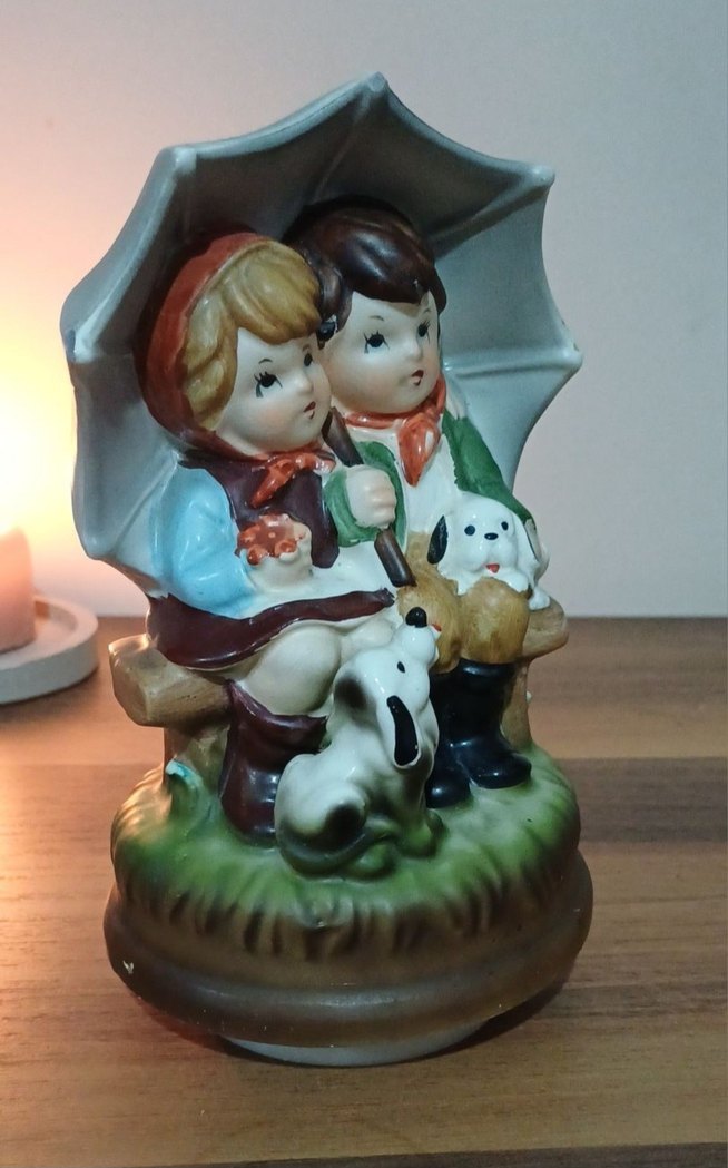 LATERNALI Çocuklar ve Köpekler Figürin - Görsel 3