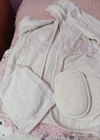 Nakışlı Beyaz Kız Çocuk Bornoz ve Eldiven Takımı - Görsel 2