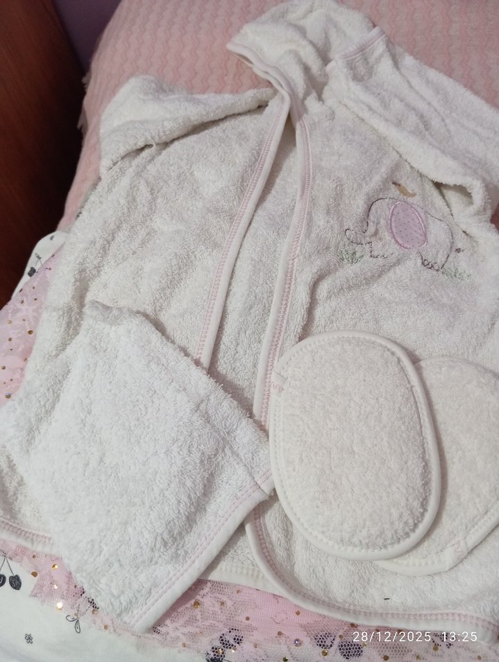 Nakışlı Beyaz Kız Çocuk Bornoz ve Eldiven Takımı - Görsel 2