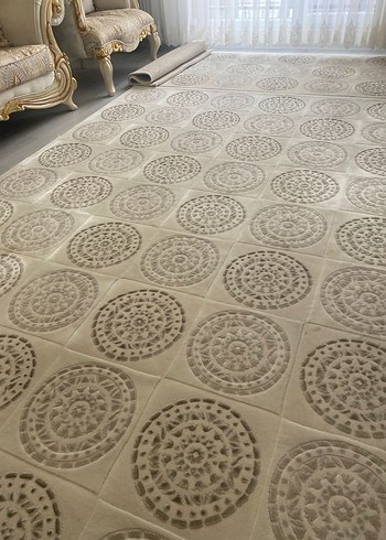 Gri desenli beyaz soyut halı - Görsel 4