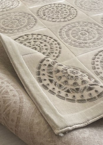 Gri desenli beyaz soyut halı - Görsel 3