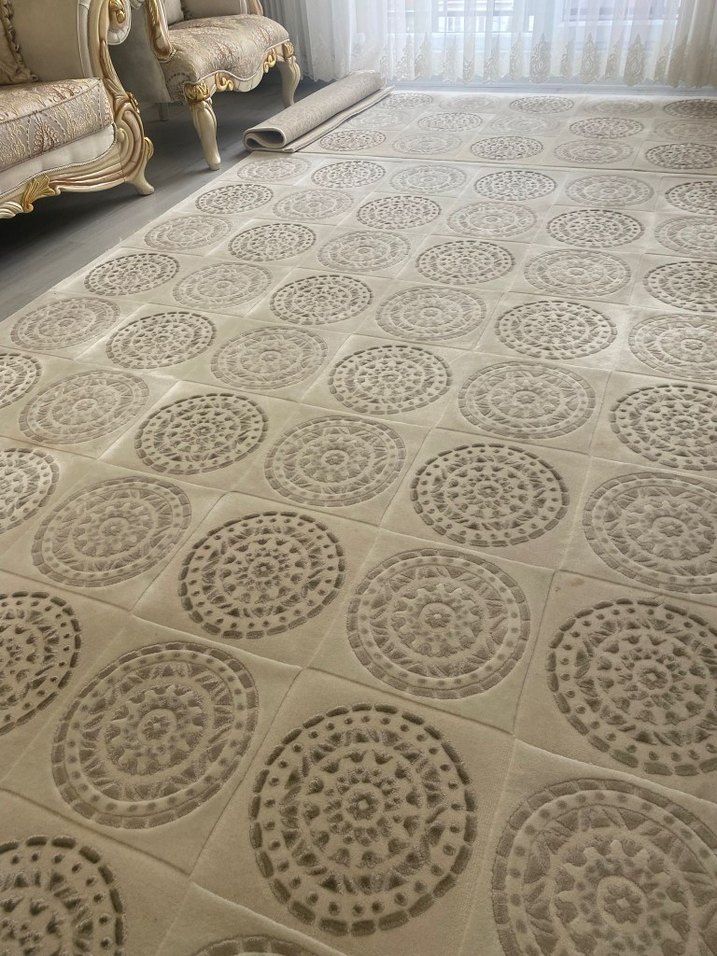 Gri desenli beyaz soyut halı - Görsel 4