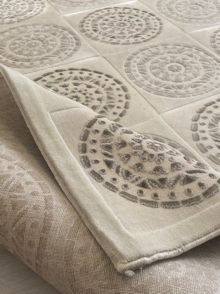 Gri desenli beyaz soyut halı - Görsel 3