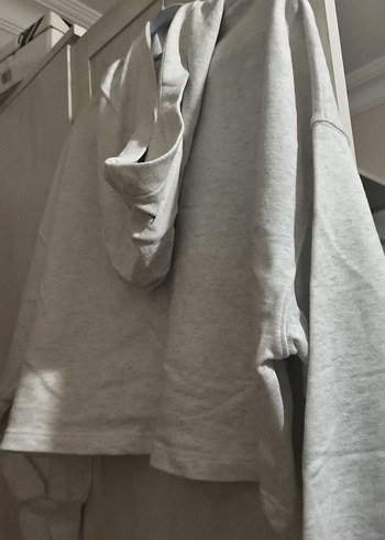 Çok acık gri renk crop kadın kapşonlu sweatshirt - Görsel 5