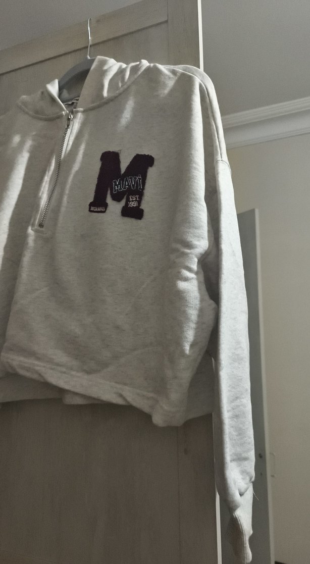 Çok acık gri renk crop kadın kapşonlu sweatshirt - Görsel 2