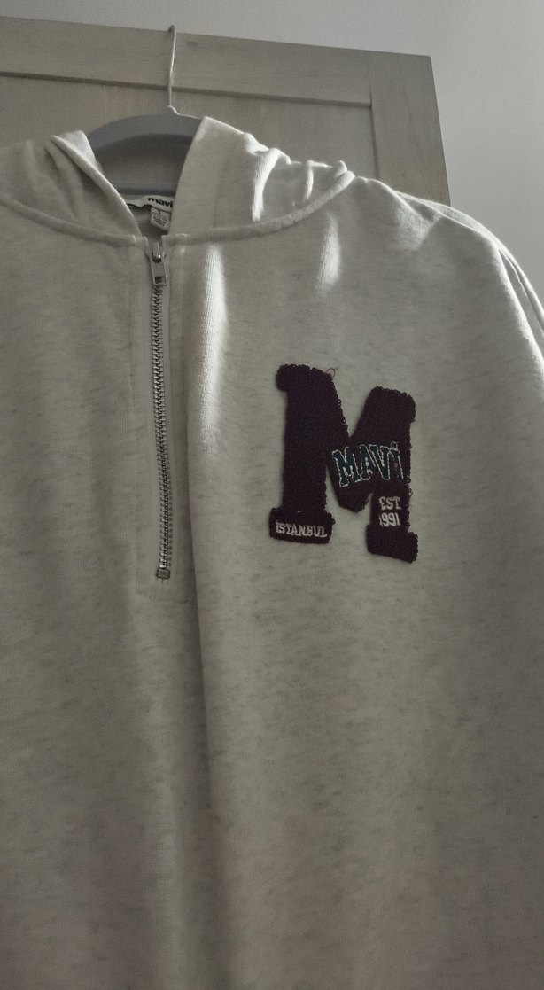 Çok acık gri renk crop kadın kapşonlu sweatshirt - Görsel 3