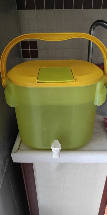 Tupperware su sebili