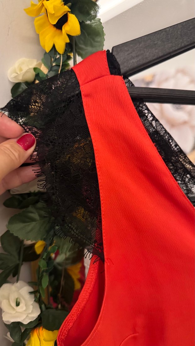 Dantel Detaylı Kırmızı V Yaka Mini Bluz - Görsel 5