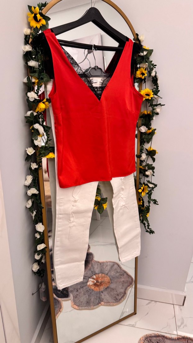 Dantel Detaylı Kırmızı V Yaka Mini Bluz - Görsel 2