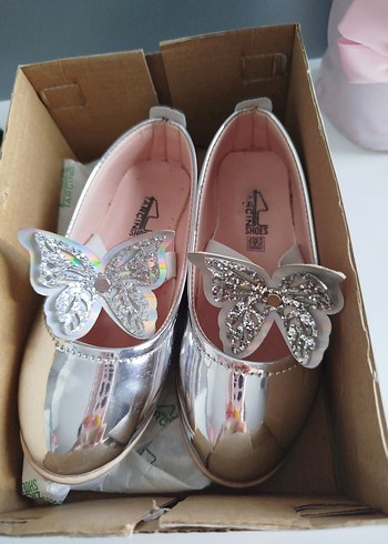 gümüş Renk Kelebek Detaylı Kız Babet - Görsel 2