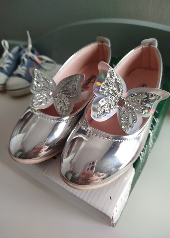 gümüş Renk Kelebek Detaylı Kız Babet - Görsel 6